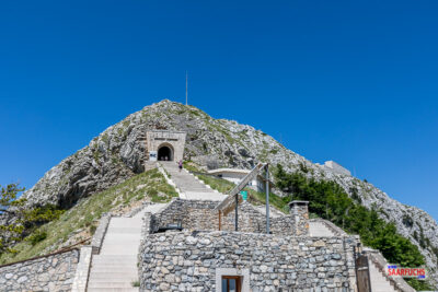 Treppe und Tunnel auf dem Weg zum Njegoš-Mausoleum