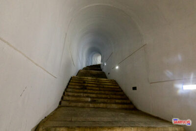 Im Tunnel auf dem Weg zum Njegoš-Mausoleum