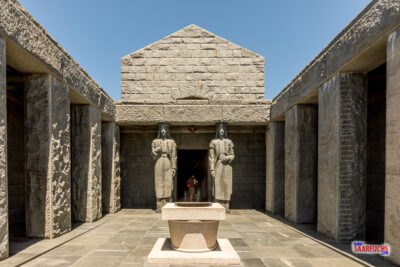 Im Innenhof vom Njegoš-Mausoleum