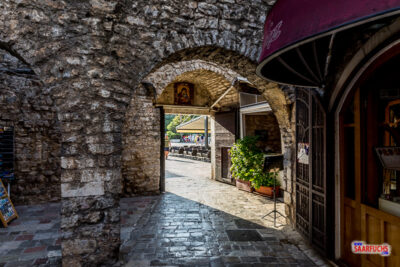 Innenansicht des Stadttors in Budva