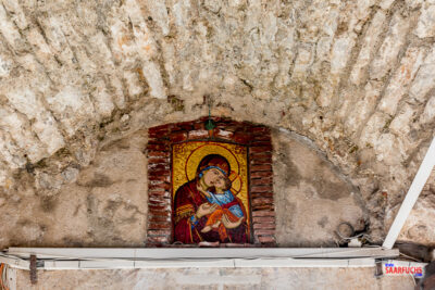 Marienfigur über dem Eingang nach Budva