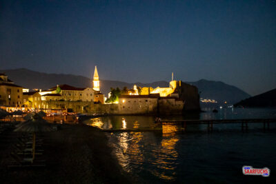 Blick auf die beleuchtete Altstadt von Budva