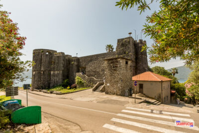 Blick auf die obere Festung in Herceg-Novi