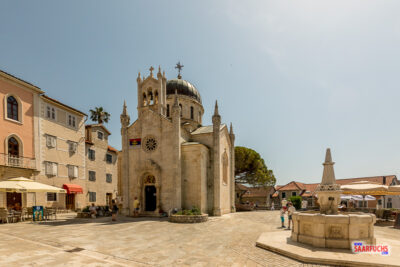 Marktplatz mit Kirche in Herceg-Novi