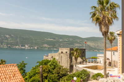 Blick auf die untere Festung am Hafen von Herceg-Novi