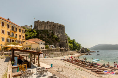 Strand am Hafen von Herceg-Novi