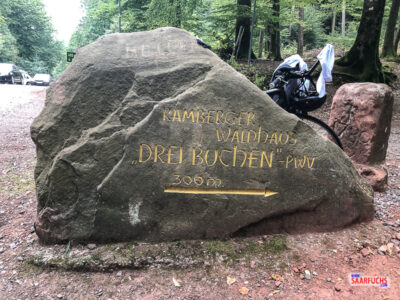 Wegweiser am Wanderparkplatz Drei Buchen