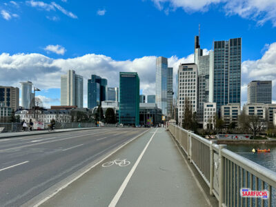 Blick über die Brücke auf die Skyline von Frankfurt