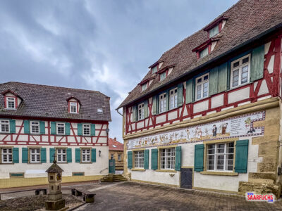Fassade der Katharinenkapelle mit gro&szlig;em Wandgem&auml;lde und Sichtfachwerk neben der Kirche