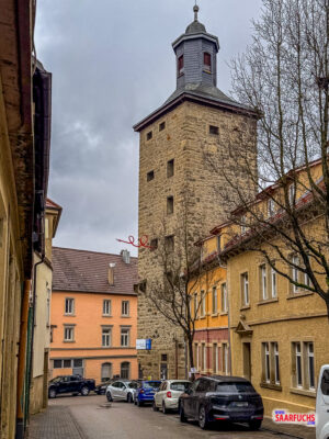 Der massiv gemauerte Pfeifferturm in Eppingen mit seinem spitzen Dach vor blauem Himmel