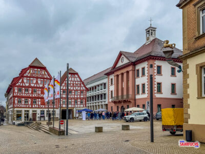 Das Eppinger Rathaus mit einer Hochzeitsgesellschaft auf dem gepflasterten Vorplatz