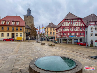 Blick &uuml;ber den Rathausplatz auf die angrenzenden Fachwerkh&auml;user und den im Hintergrund aufragenden Pfeifferturm