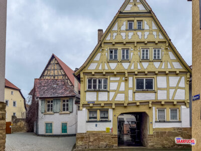 Blick in die schmale Leiergasse mit ihren charakteristischen Holzbalkenkonstruktionen