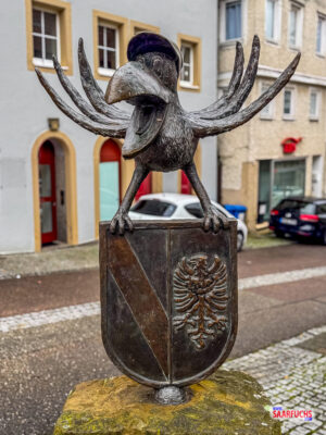 Detailansicht der Bronzeskulptur Mistkrabb auf dem Eppinger Marktplatz