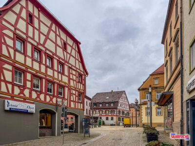 Stra&szlig;enzug mit historischen Giebelseiten und verschiedenen Fachwerkstilen in der Altstadt