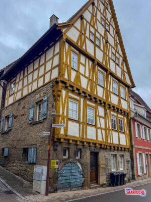 Ensemble aus drei verschiedenen Fachwerkh&auml;usern an der Kreuzung Zunfthausgasse und Kettengasse