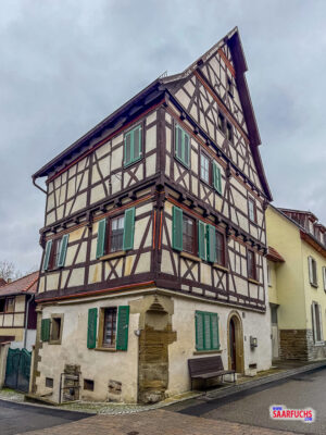 Vergleich der unterschiedlichen Fachwerkverstrebungen und Holzschnitzereien an den Fassaden