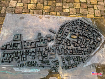 Dreidimensionales Stadtmodell aus Bronze, das die historische Bebauung von Eppingen zeigt