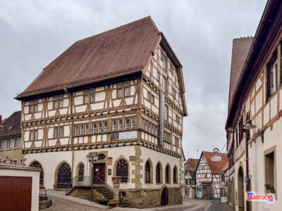 Die Alte Universit&auml;t in Eppingen, ein m&auml;chtiges Fachwerkgeb&auml;ude mit historischer Bedeutung