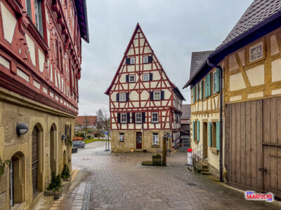 Historischer Schwengelbrunnen aus Eisen am gepflasterten Rand der Kirchgasse in Eppingen