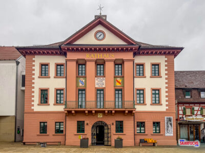 Frontalansicht des klassizistischen Eppinger Rathauses mit seinem markanten Portikus