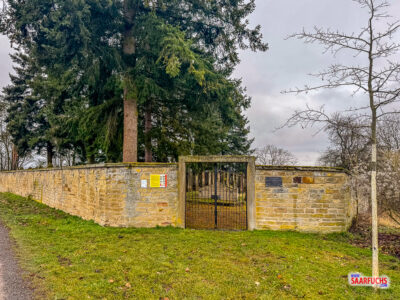 Au&szlig;enansicht des j&uuml;dischen Friedhofs in Eppingen mit der historischen Umfassungsmauer aus Sandstein