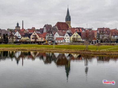 Panoramaansicht der Eppinger Altstadt mit ihren Fachwerkh&auml;usern und Kircht&uuml;rmen vom Parkgel&auml;nde aus
