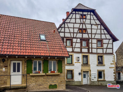 Au&szlig;enansicht des Alten Spitals in Eppingen mit Blick auf das freigelegte Fachwerk