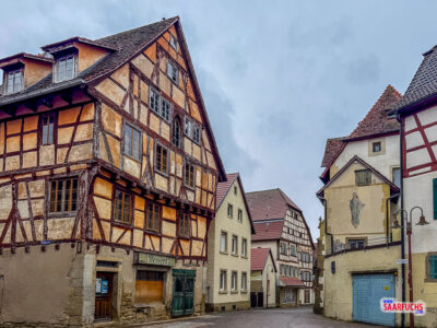 Das Bossert-Haus in der Kirchgasse mit Fokus auf die charakteristische Holzkonstruktion eines alten Handwerkerhauses