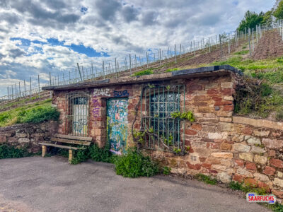 Rastm&ouml;glichkeit an einem kleinen Haus am asphaltierten Wanderweg in Trier