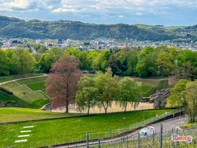 Blick in das antike r&ouml;mische Amphitheater in Trier von der Bergstra&szlig;e aus