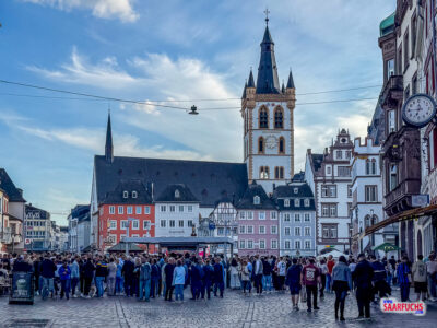 Der Weinpavillon auf dem Trierer Hauptmarkt vor historischer Kulisse