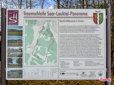 Infotafel mit einer topografischen Karte und dem H&ouml;henprofil des Wanderwegs