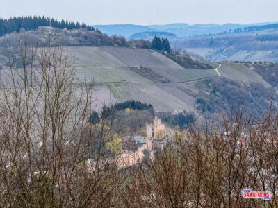 Panoramablick auf die Stadt Saarburg mit der mittelalterlichen Burganlage auf dem Burgberg
