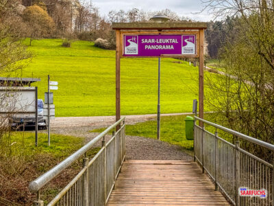 H&ouml;lzernes Eingangsportal der Traumschleife am Ende einer kleinen Br&uuml;cke
