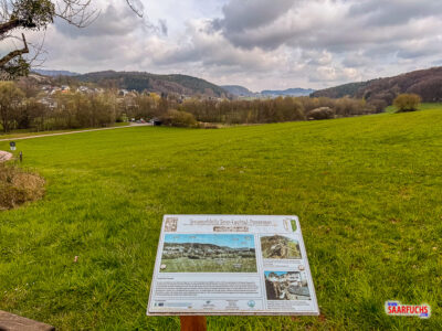 Panorama-Aussicht von einer gr&uuml;nen Wiese auf die tiefer gelegene Ortschaft Trassem