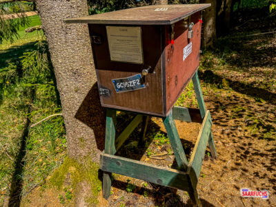 Die gro&szlig;e Box der Letterbox "Sch&uuml;tzenhaus" im Wald.