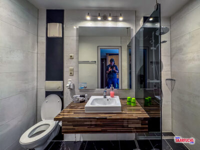 Modernes Badezimmer mit Glasduschkabine und Regenduschkopf im Hotel Tanne
