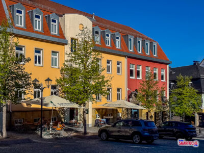 Au&szlig;enbestuhlung des Pub & Bar Aqui auf dem Ilmenauer Marktplatz mit Blick auf die historischen Fassaden