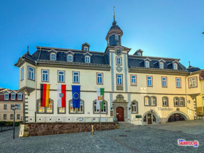 Weitwinkelaufnahme des Ilmenauer Marktplatzes mit dem barocken Rathaus im Hintergrund