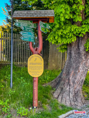 Nahaufnahme eines h&ouml;lzernen Wanderwegweisers in der Innenstadt von Ilmenau mit Richtungsangaben zu lokalen Wanderzielen