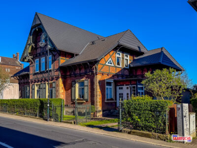 Fassadenansicht einer historistischen Villa in Ilmenau mit architektonischen Verzierungen