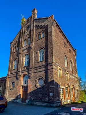 Historisches Schachthaus in Ilmenau, ein zweigeschossiger Fachwerkbau mit steilem Satteldach