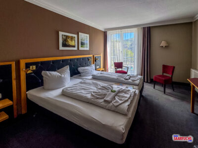 Modern gestaltetes Hotelzimmer im Hotel Tanne Ilmenau mit hellem Holzmobiliar und Doppelbett