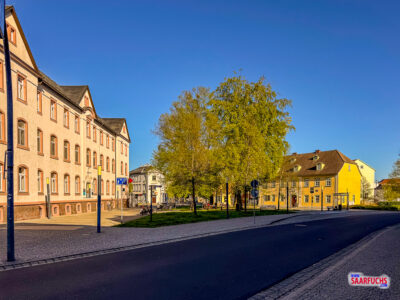 R&uuml;ckblick &uuml;ber die Stra&szlig;e auf den Wetzlarer Platz in Ilmenau mit Blick auf die umliegenden Geb&auml;ude