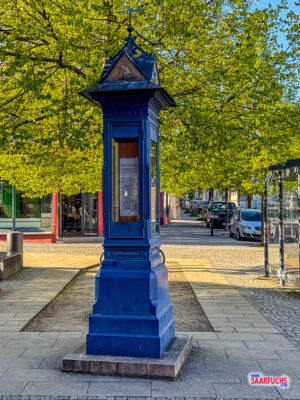 Historische gusseiserne Wetters&auml;ule aus dem Jahr 1894 in der Innenstadt von Ilmenau