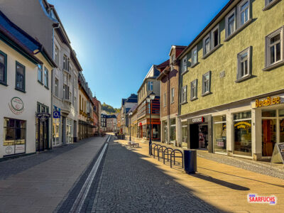 Blick in die gepflasterte Fu&szlig;g&auml;ngerzone von Ilmenau mit Passanten und Ladengesch&auml;ften