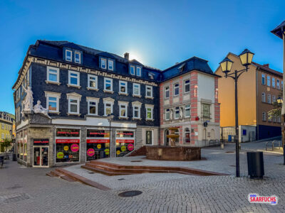 Detailansicht der wei&szlig;en Fassadenfiguren am Eckhaus gegen&uuml;ber dem Apothekerbrunnen