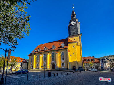 Au&szlig;enansicht der Stadtkirche Sankt Jakobus mit ihrem markanten Kirchturm in der Altstadt von Ilmenau
