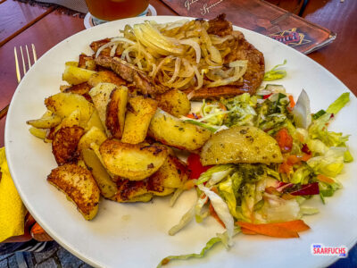 Klassisches Th&uuml;ringer Rostbr&auml;tel mit R&ouml;stzwiebeln und Beilage